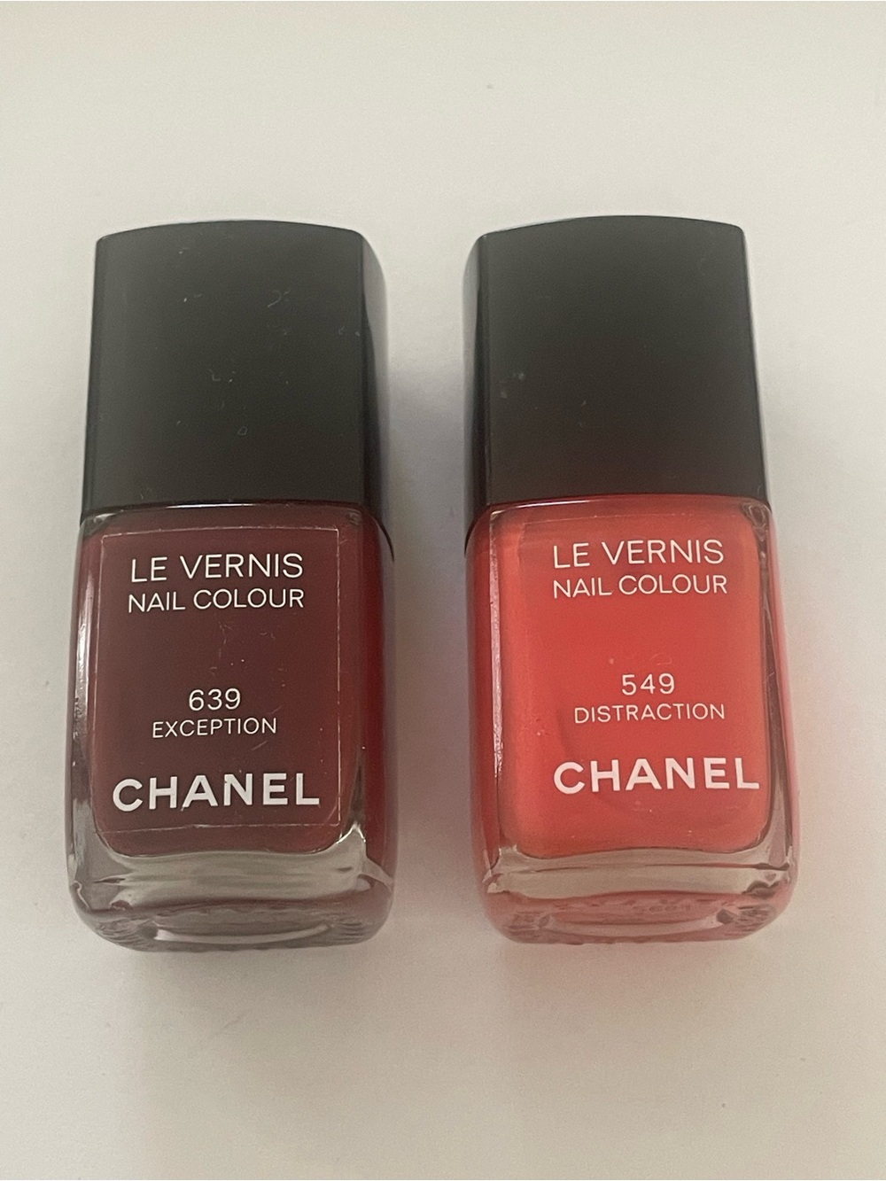 CHANEL Le Vernis Duo 639 Exception (deep red) & 549 Distraction (vibrant coral)